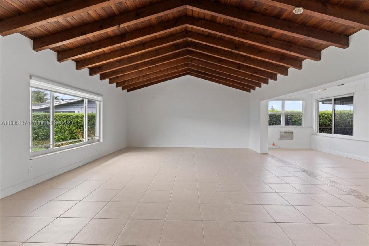 1961 NE 188th St, Miami, FL 33179 Photo