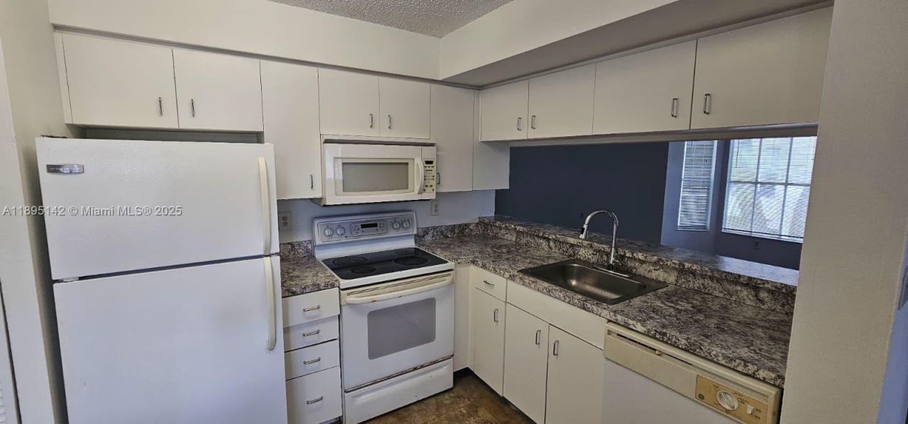 3204 Glenmoor Dr, Unit 3204, West Palm Beach, FL 33409 Photo