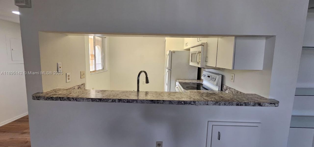 3204 Glenmoor Dr, Unit 3204, West Palm Beach, FL 33409 Photo