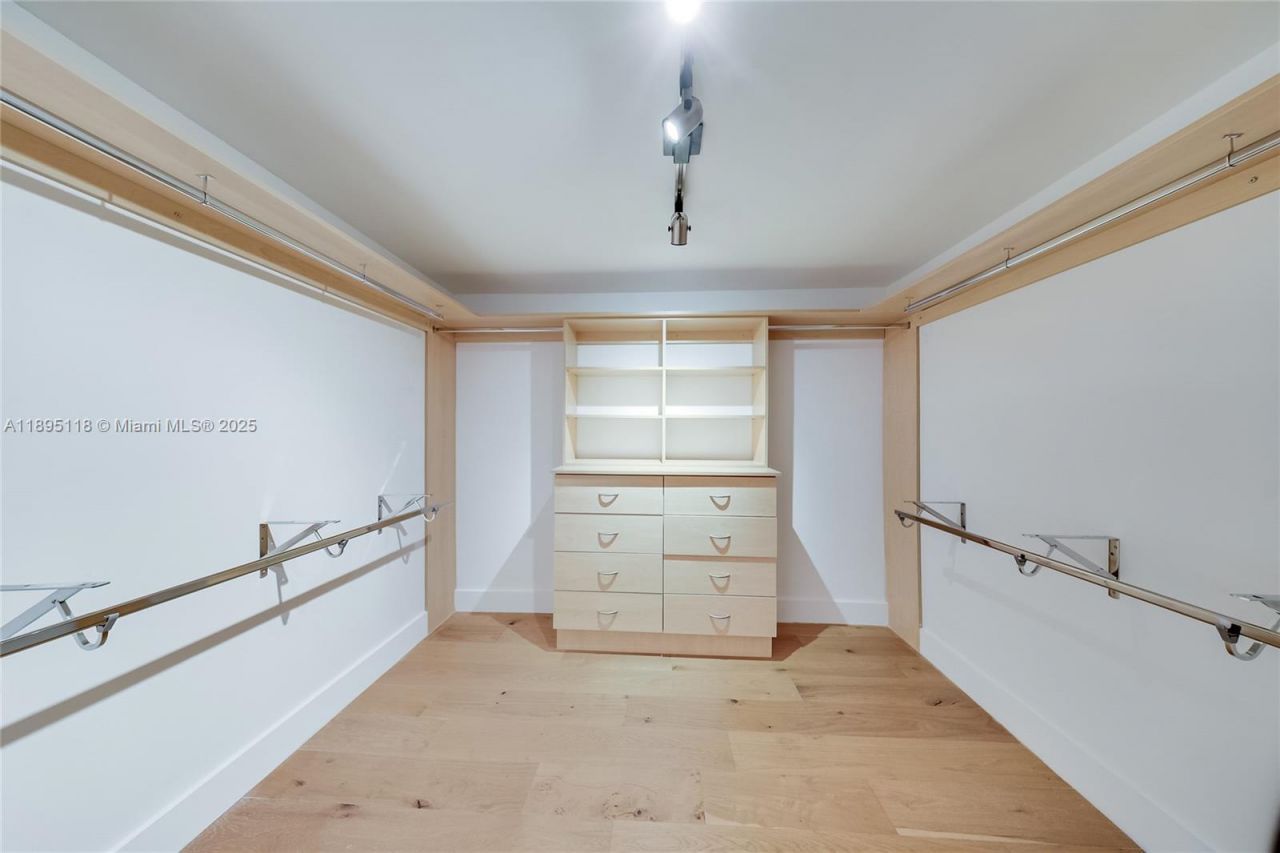 5244 Alton Rd, Miami Beach, FL 33140 Photo