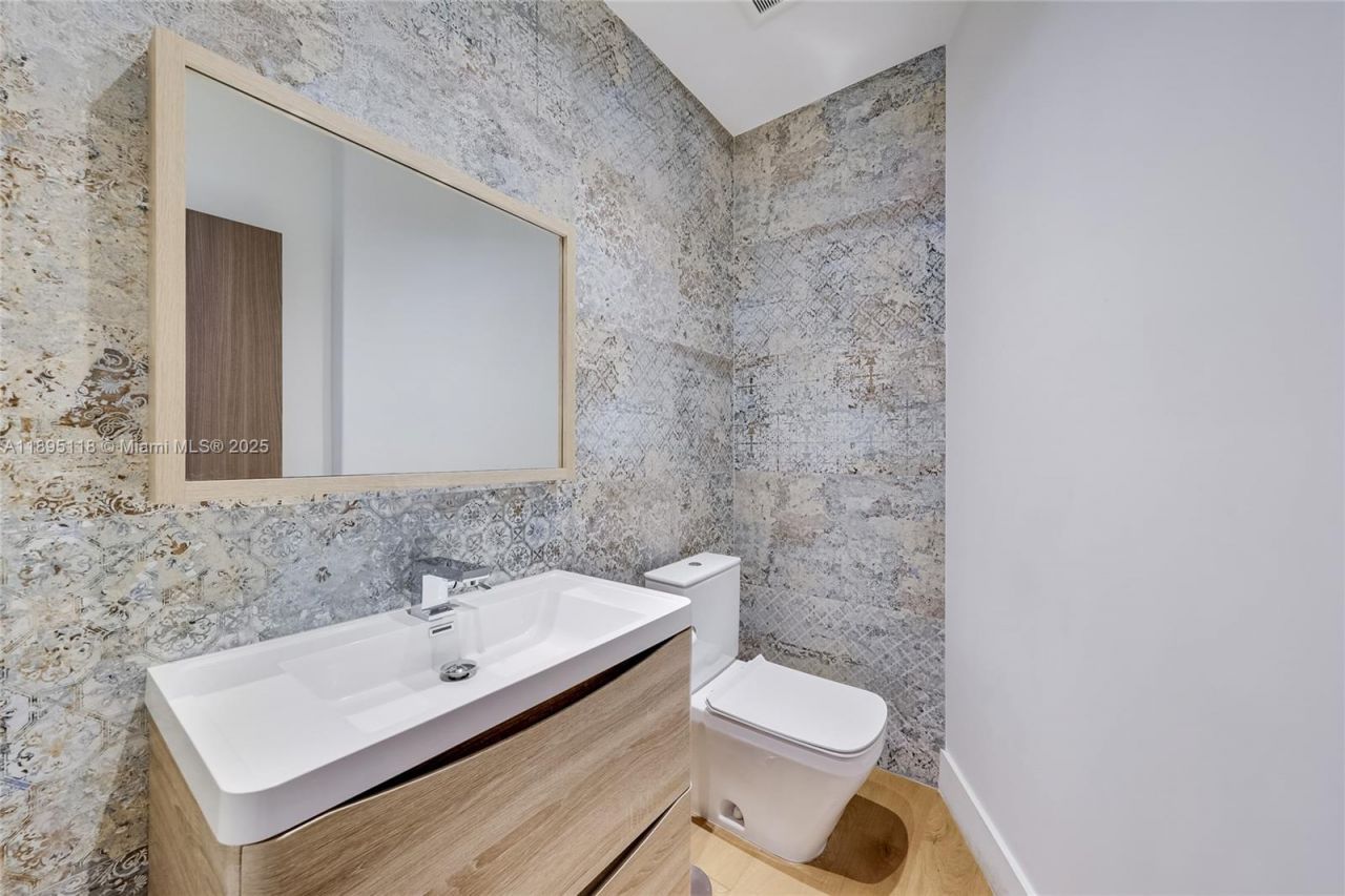 5244 Alton Rd, Miami Beach, FL 33140 Photo