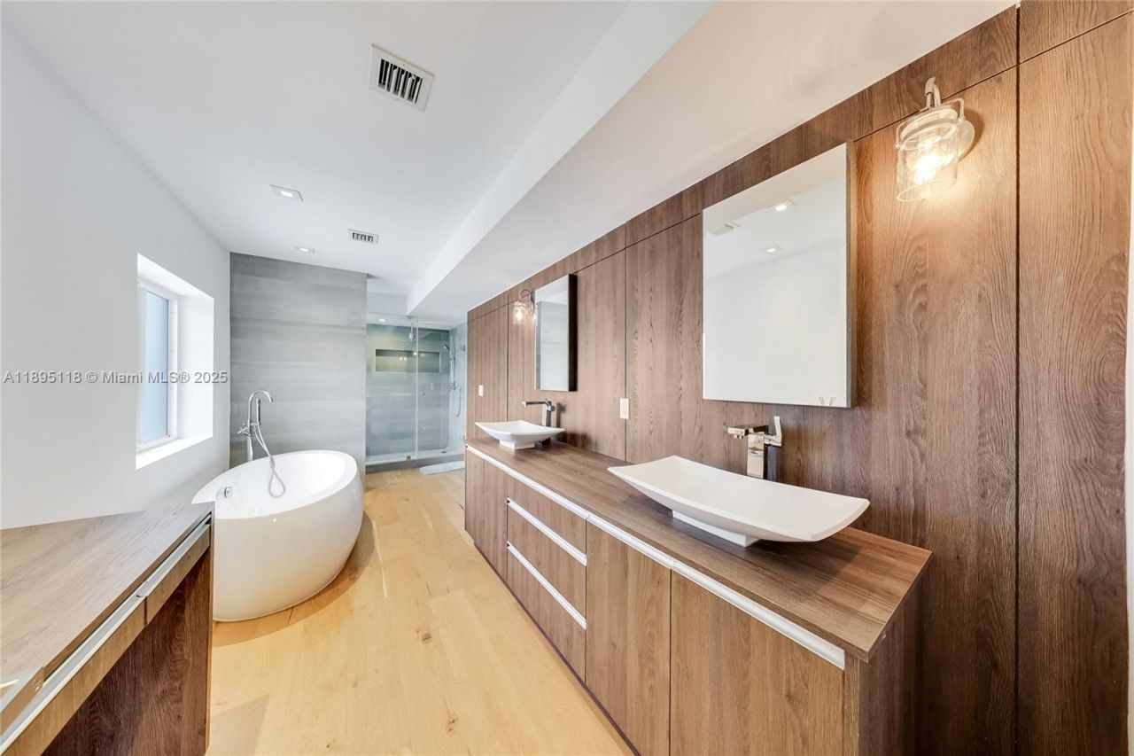 5244 Alton Rd, Miami Beach, FL 33140 Photo