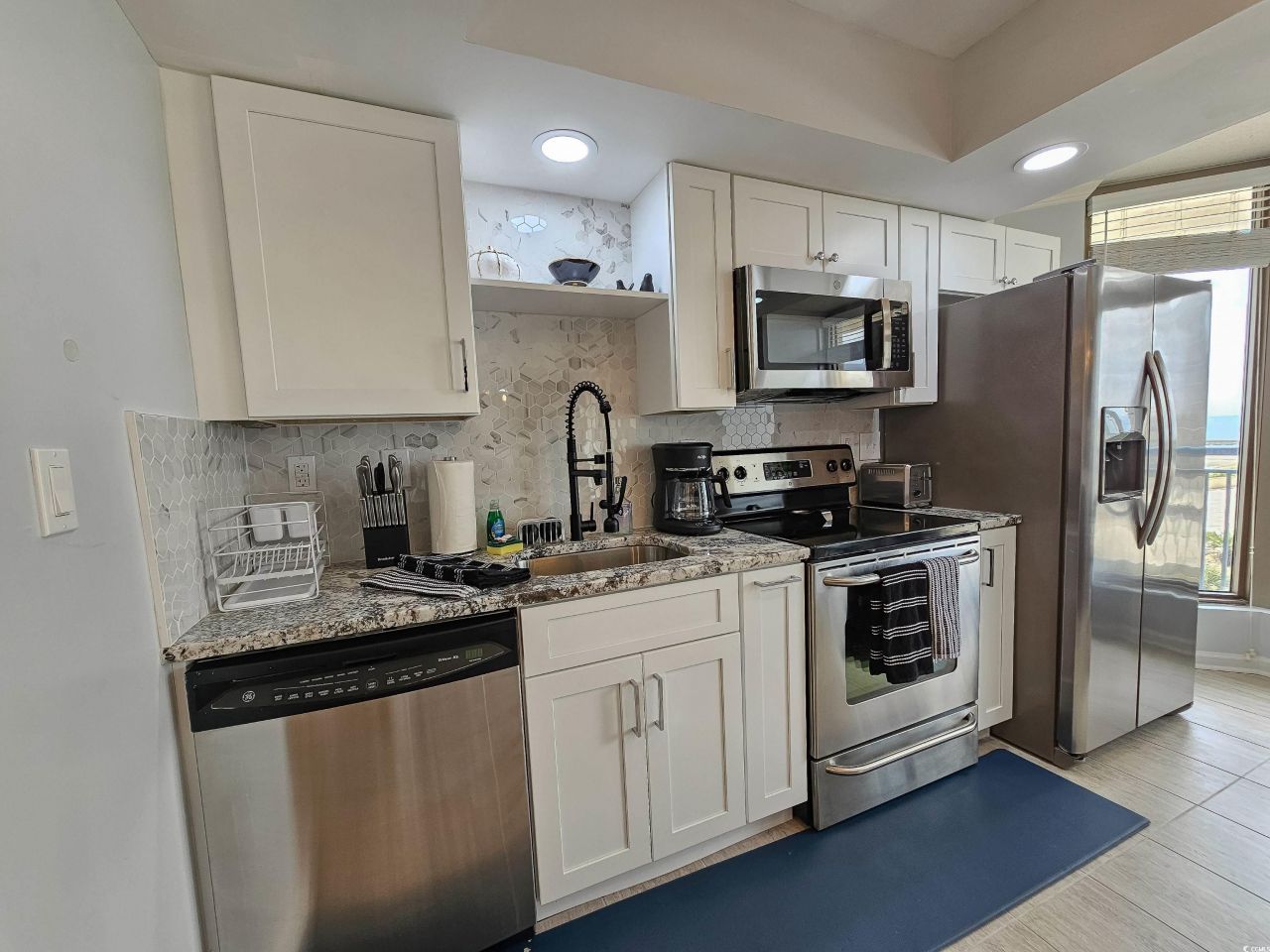 8560 Queensway Blvd. Photo 14