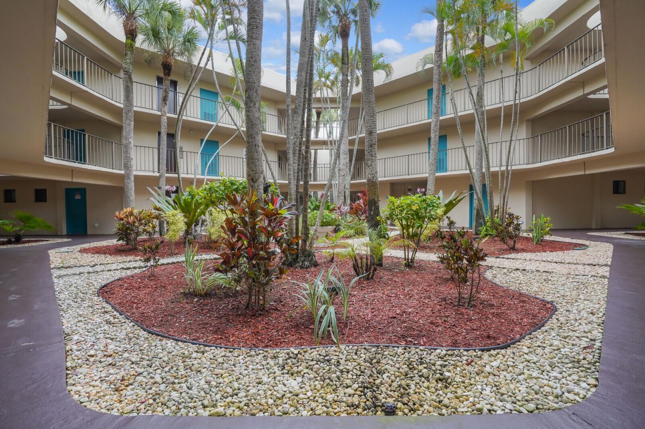 5190 Las Verdes Circle, Unit 214, Delray Beach, FL 33484 Photo