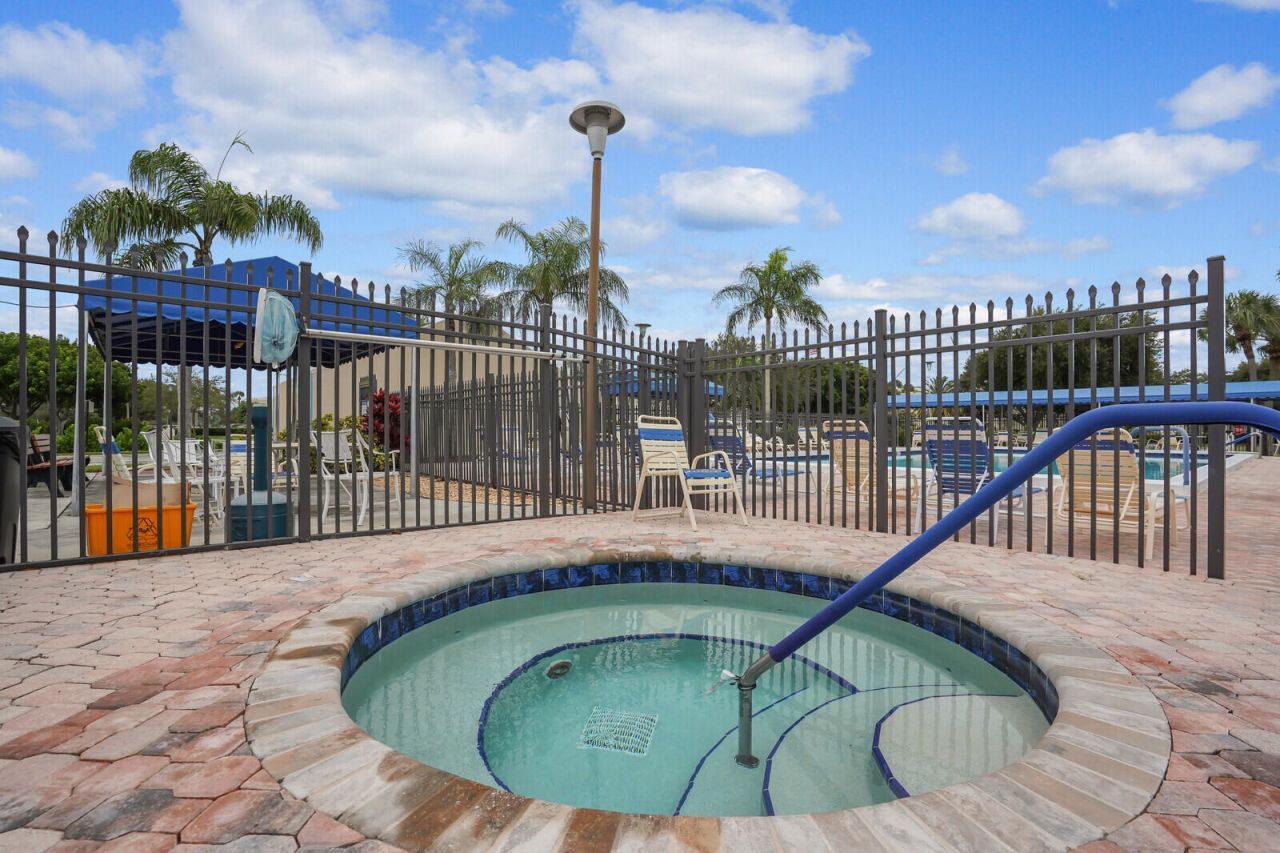 5190 Las Verdes Circle, Unit 214, Delray Beach, FL 33484 Photo