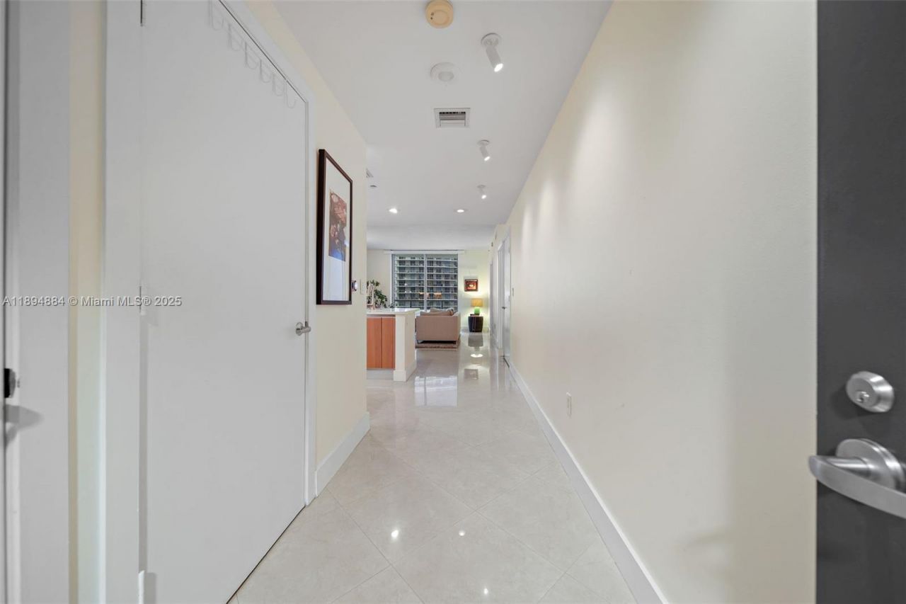 1060 Brickell Ave, Unit 1513, Miami, FL 33131 Photo
