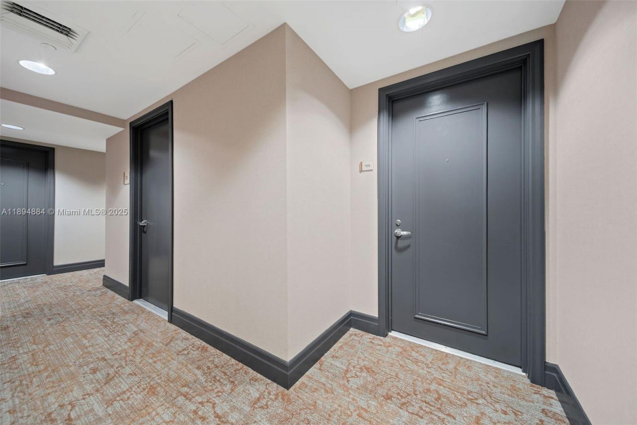 1060 Brickell Ave, Unit 1513, Miami, FL 33131 Photo