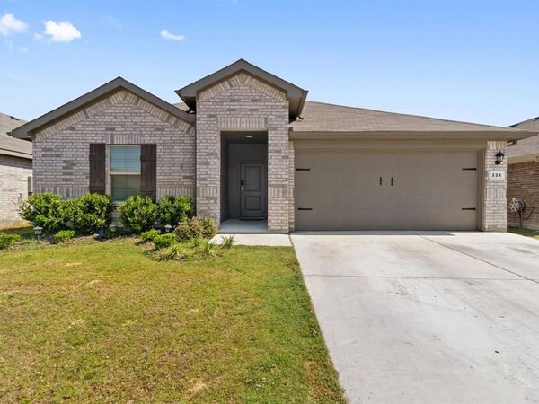 228 Abingdon Street, Azle, TX 76020