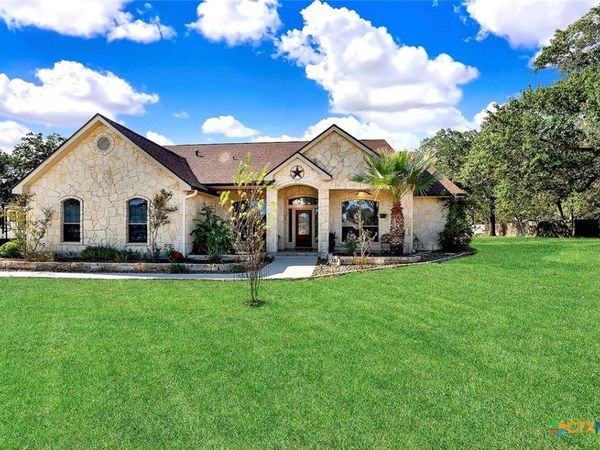 383 Rosewood Drive, La Vernia, TX 78121