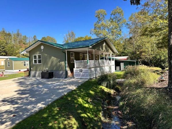 24 W Lakewood Drive, MOUNT NEBO, WV 26679