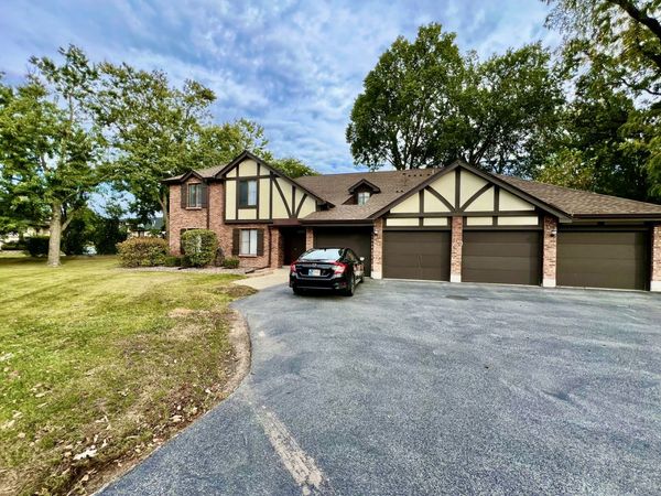 8246 Holly Court, Unit D, Palos Hills, IL 60465