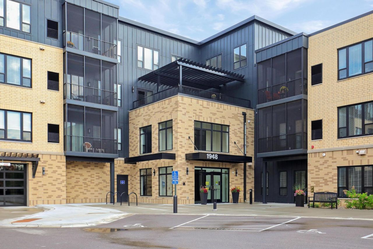 1948 W Wayzata Boulevard, Unit 308, Long Lake, MN 55356 Main Photo