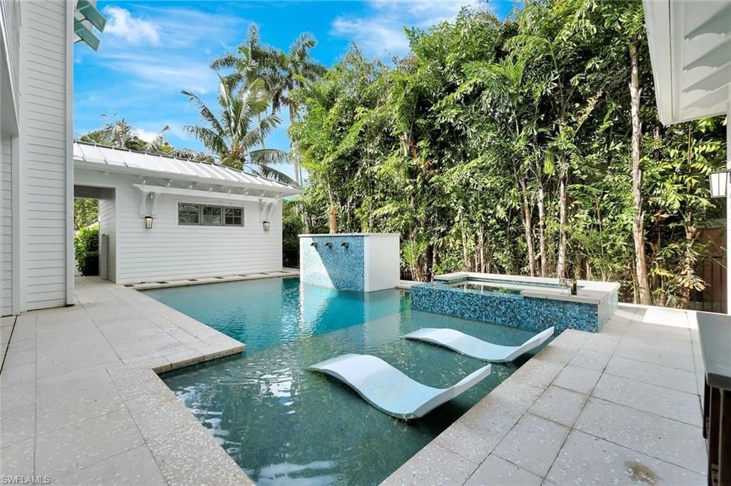 160 Broad Ave S, Naples, FL 34102 Photo