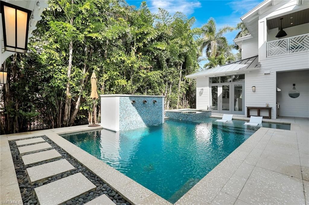 160 Broad Ave S, Naples, FL 34102 Photo