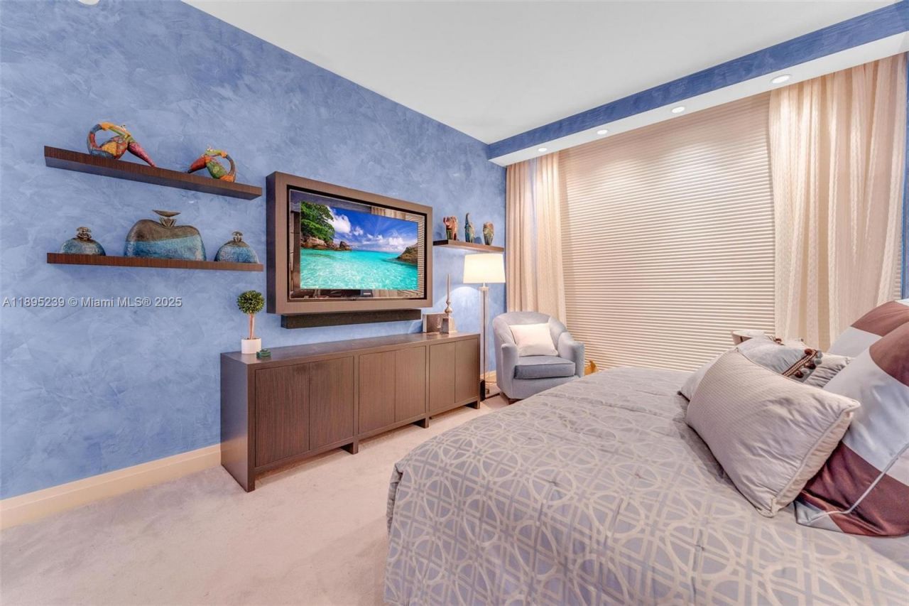 50 S Pointe Dr, Unit 705, Miami Beach, FL 33139 Photo