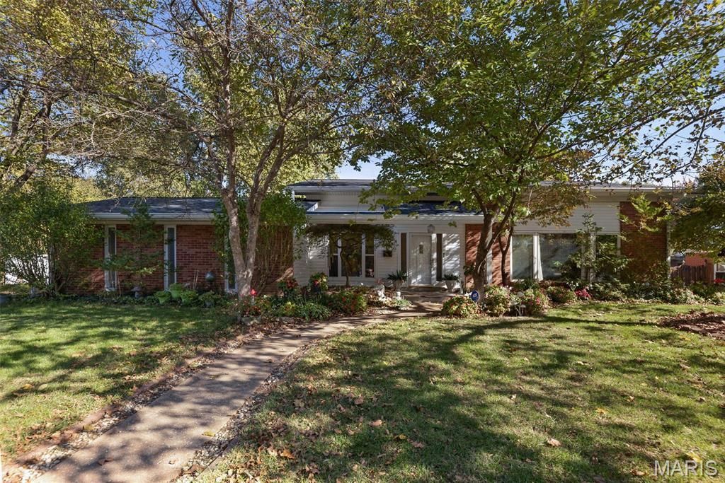 69 Country Club Acres, Belleville, IL 62223 Main Photo