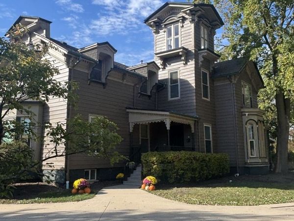 40 Mischa Court, Unit 100, Lake Zurich, IL 60047