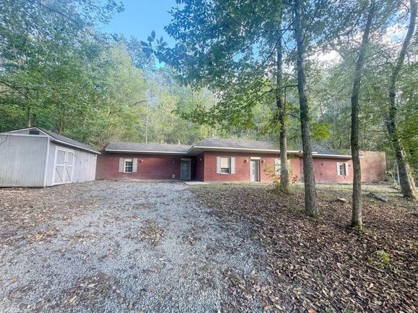 28 Alease Dr, Fayetteville, TN 37334
