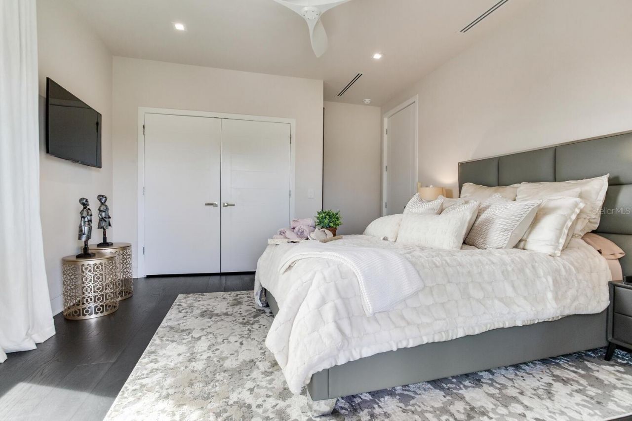 5131 W Neptune Way, Tampa, FL 33609 Photo