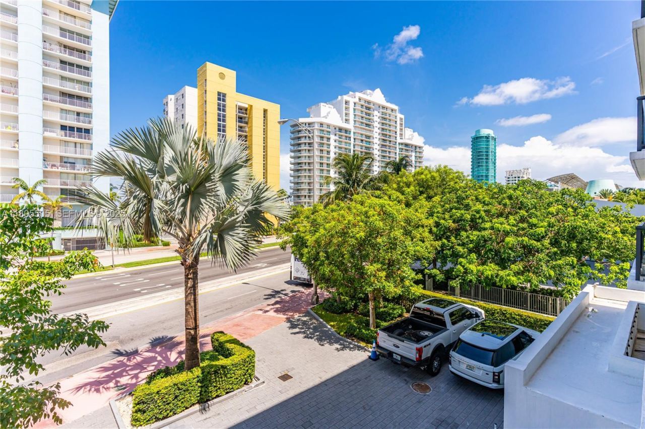 5845 Collins Ave, Unit 201, Miami Beach, FL 33140 Photo