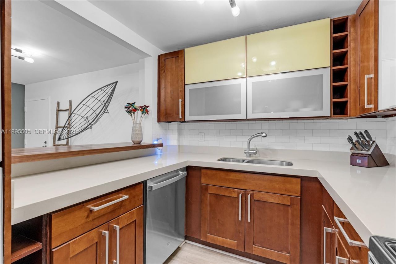 5845 Collins Ave, Unit 201, Miami Beach, FL 33140 Photo