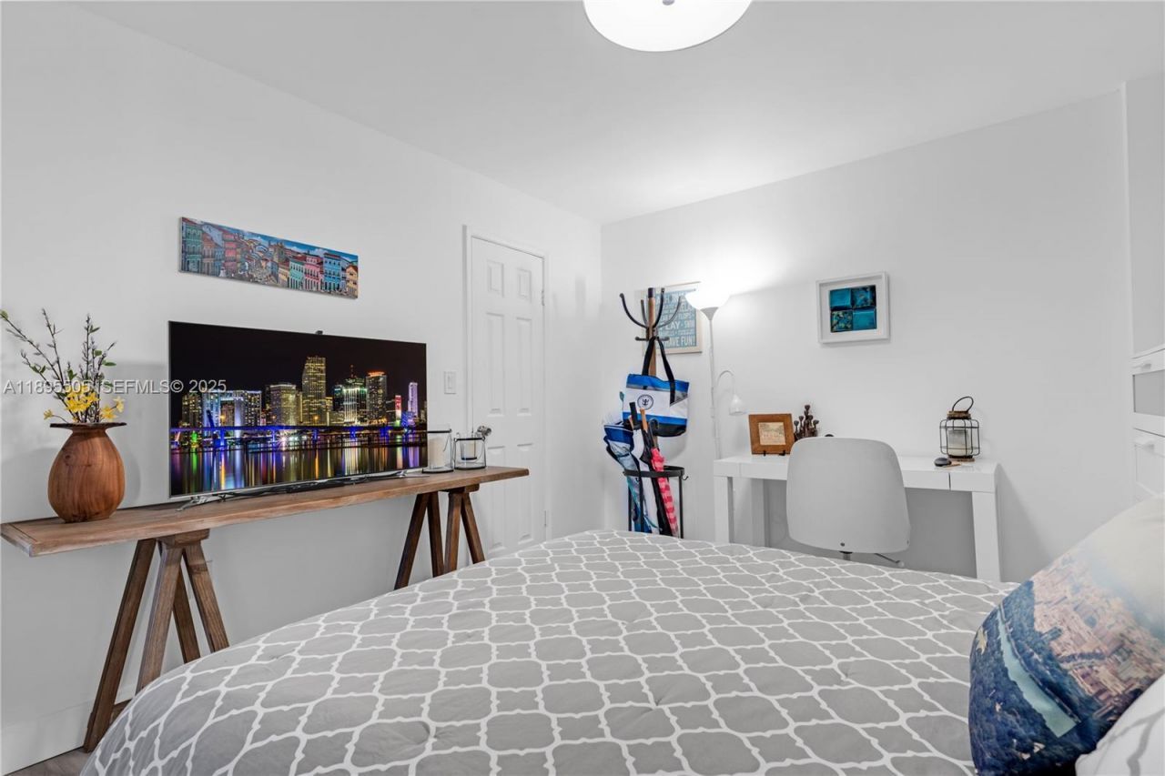 5845 Collins Ave, Unit 201, Miami Beach, FL 33140 Photo