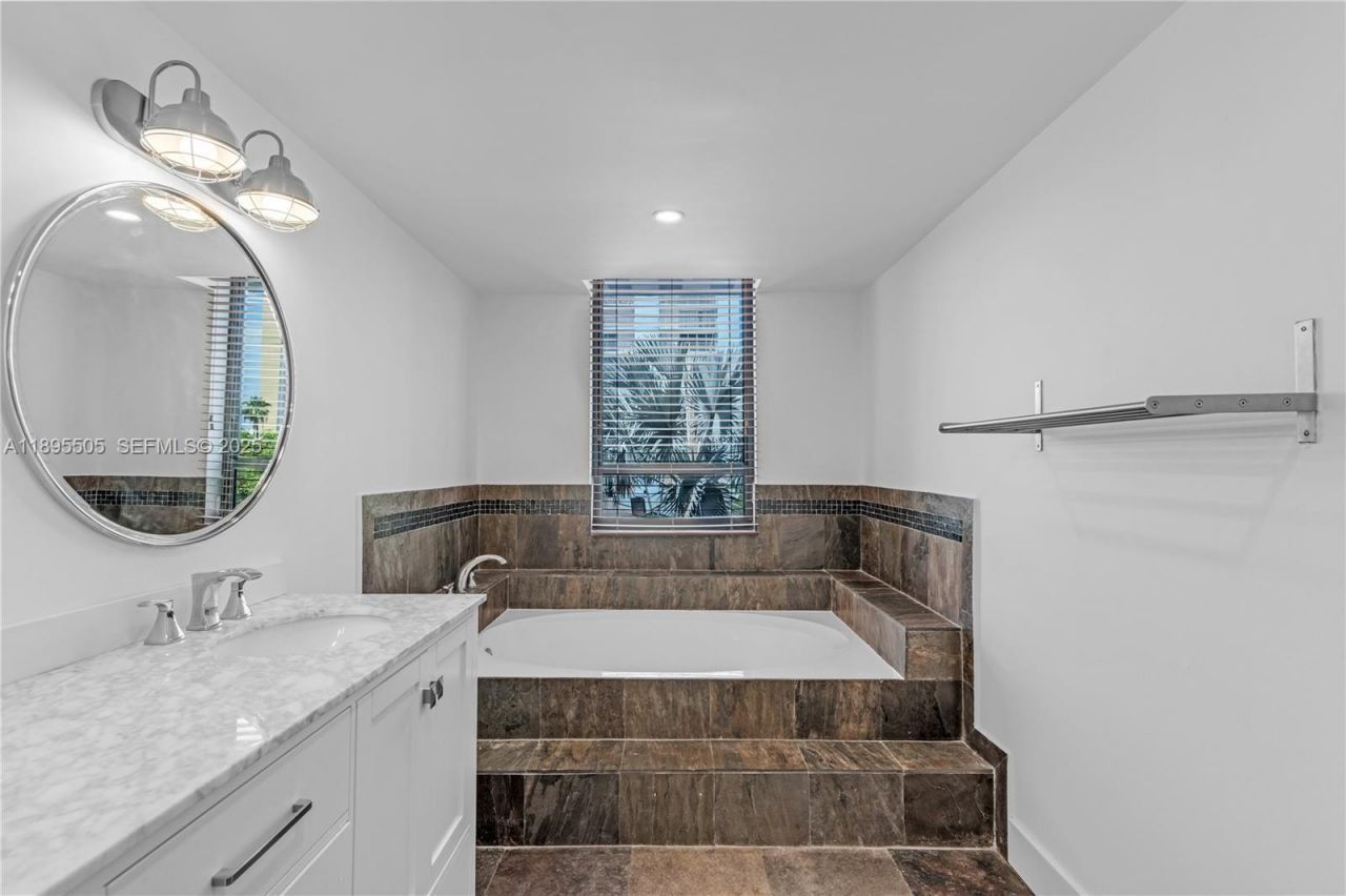 5845 Collins Ave, Unit 201, Miami Beach, FL 33140 Photo