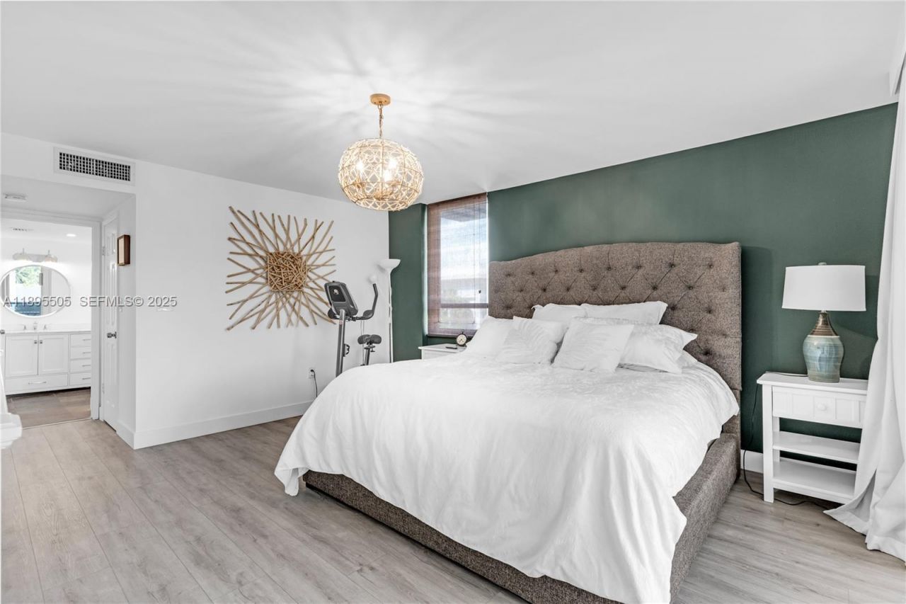 5845 Collins Ave, Unit 201, Miami Beach, FL 33140 Photo