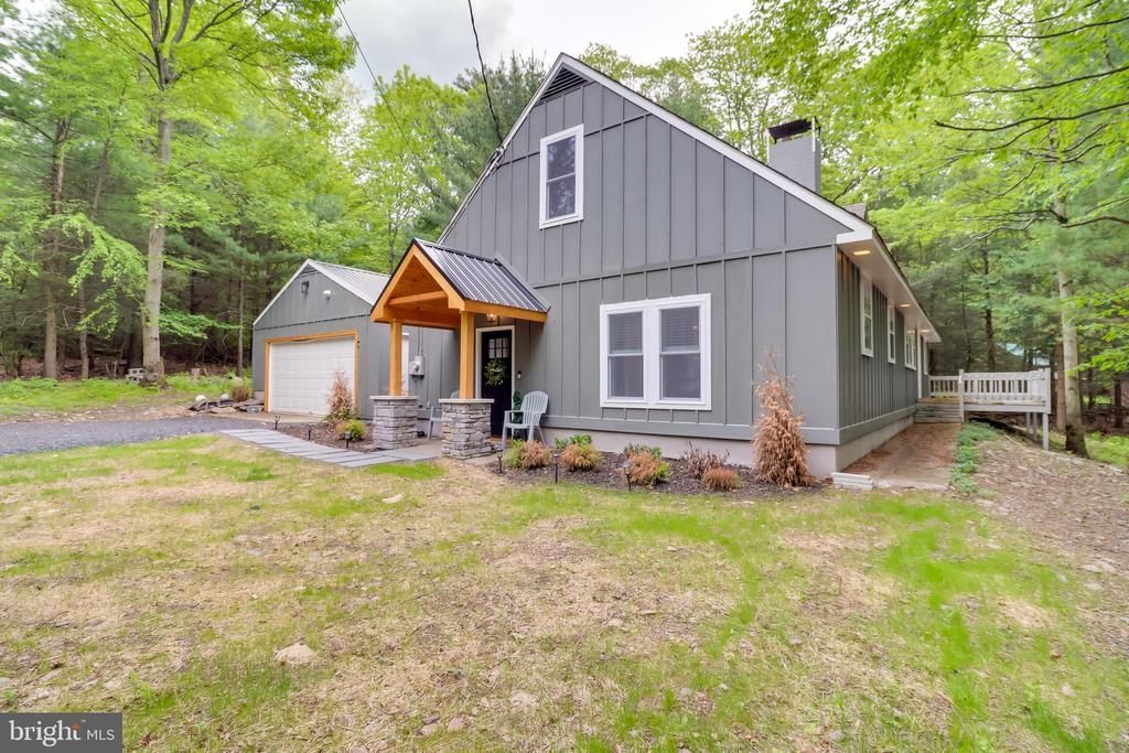 1563 SULLIVAN TRAIL, TANNERSVILLE, PA 18372