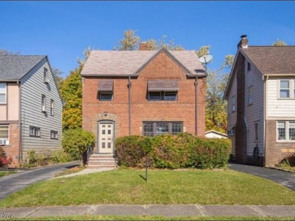 3575 Grosvenor Road, Cleveland Heights, OH 44118