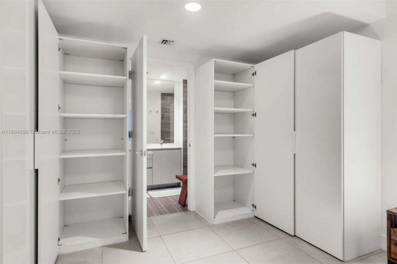 1010 Brickell Ave, Unit 1607, Miami, FL 33131 Photo