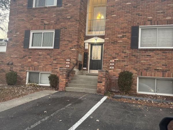 31831 Grand River Avenue Avenue, Unit 3, Farmington, MI 48336
