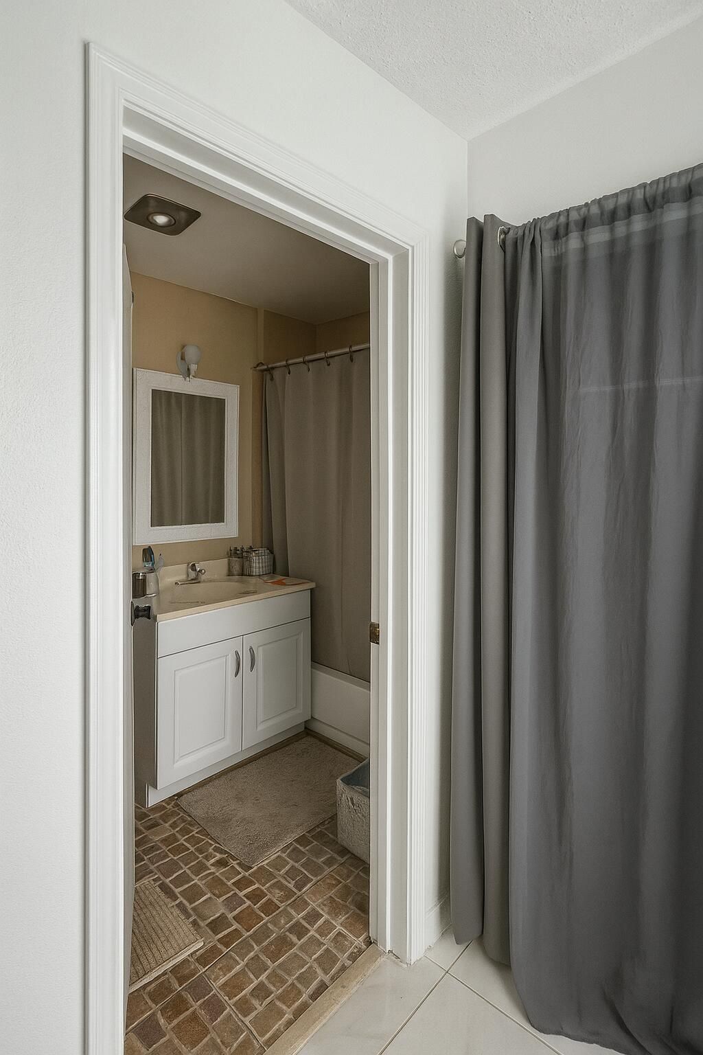 2084 Laura Lane, West Palm Beach, FL 33415 Photo