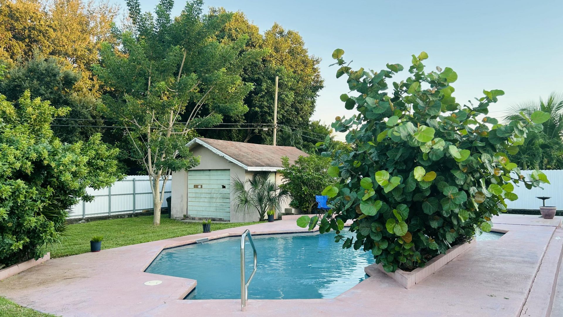 2084 Laura Lane, West Palm Beach, FL 33415 Photo