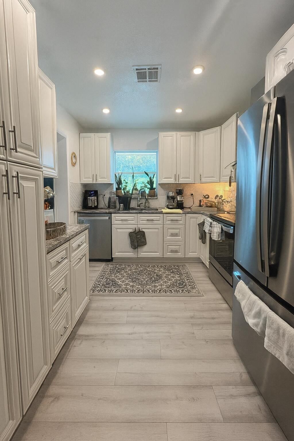 2084 Laura Lane, West Palm Beach, FL 33415 Photo