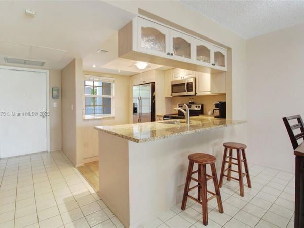 605 Oaks Dr, Unit 305, Pompano Beach, FL 33069