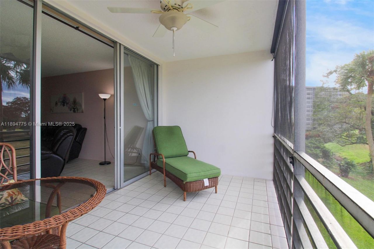 605 Oaks Dr, Unit 305, Pompano Beach, FL 33069 Photo