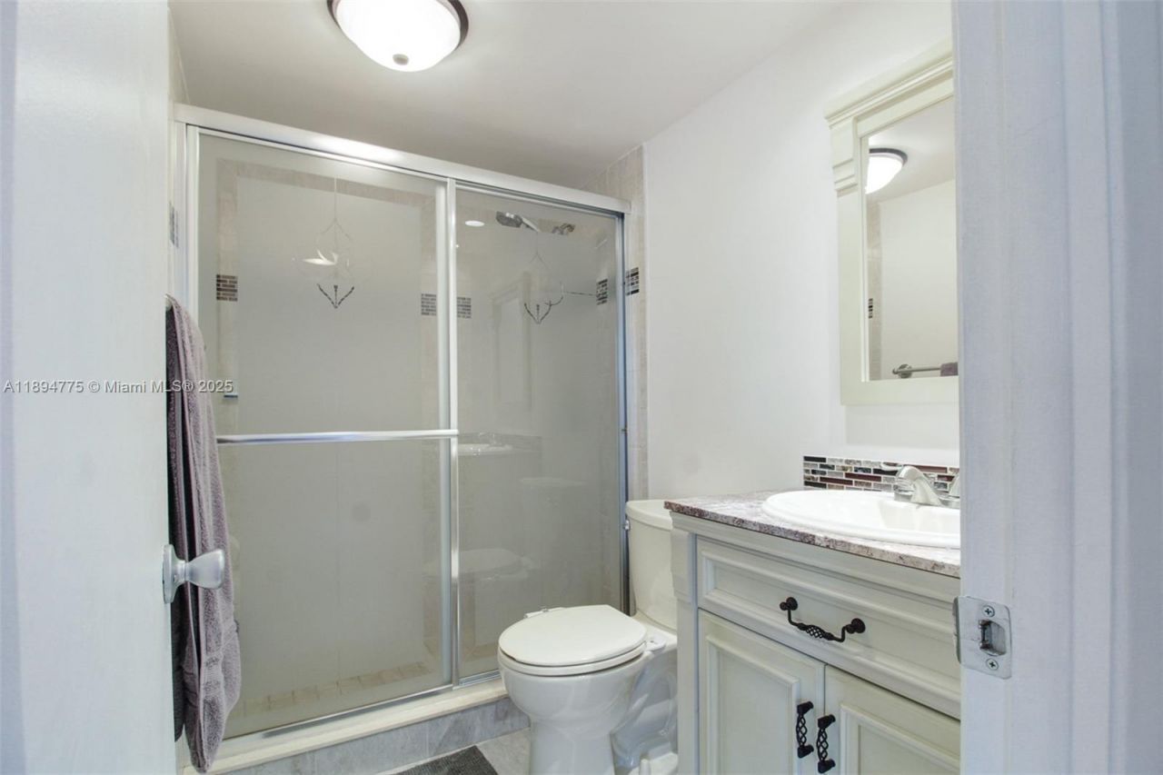 605 Oaks Dr, Unit 305, Pompano Beach, FL 33069 Photo