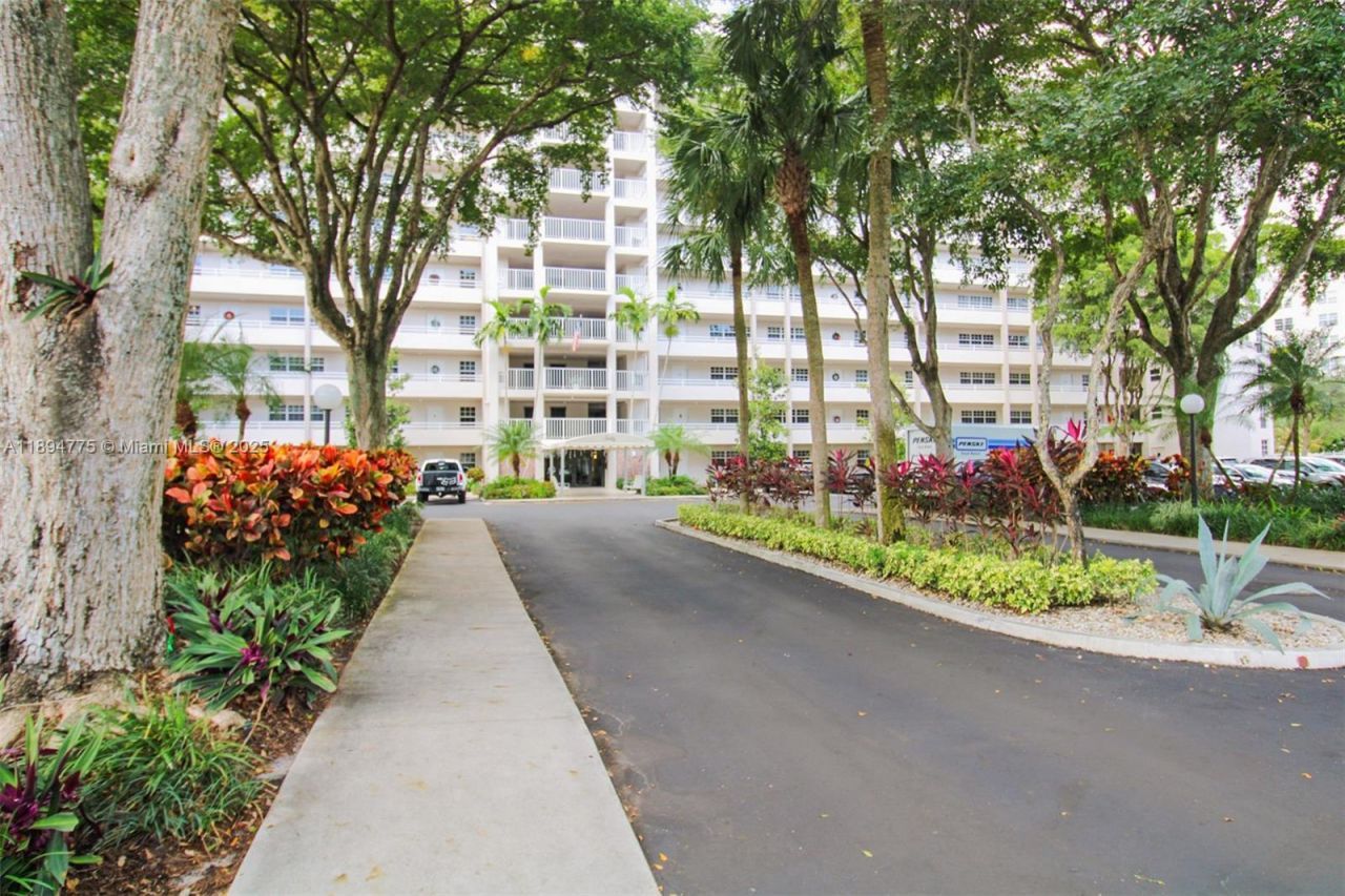 605 Oaks Dr, Unit 305, Pompano Beach, FL 33069 Photo
