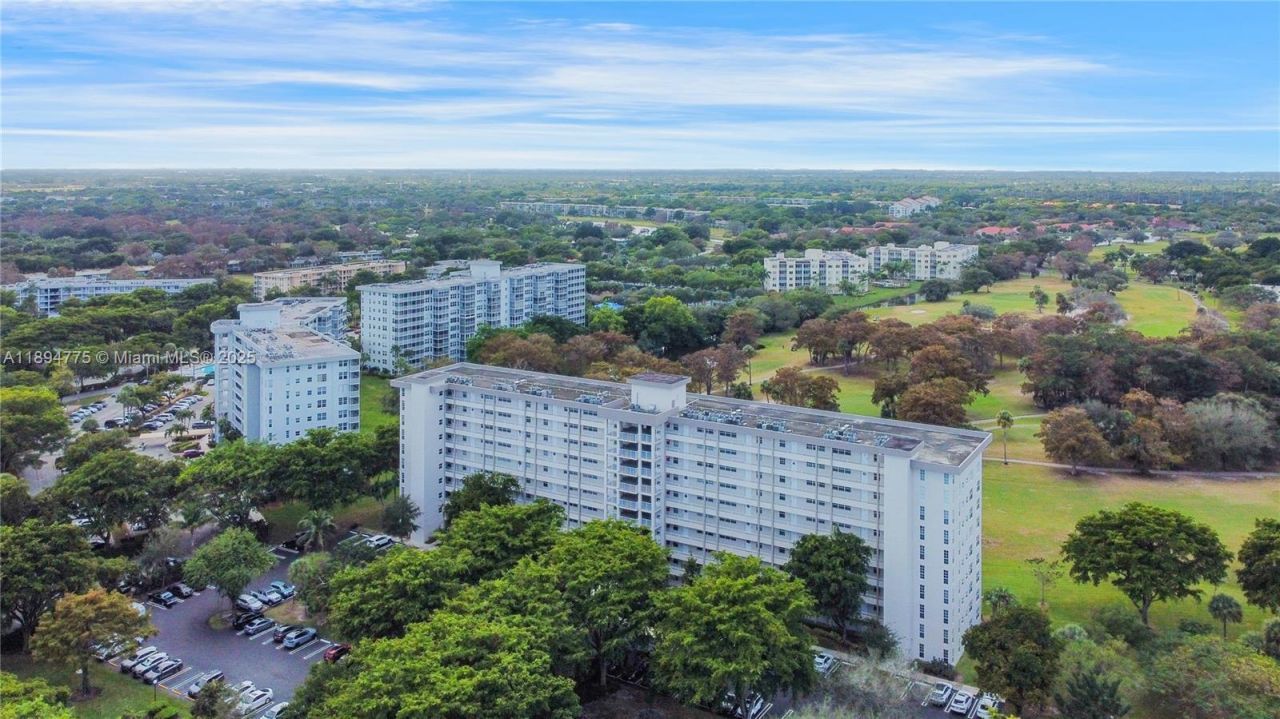 605 Oaks Dr, Unit 305, Pompano Beach, FL 33069 Photo