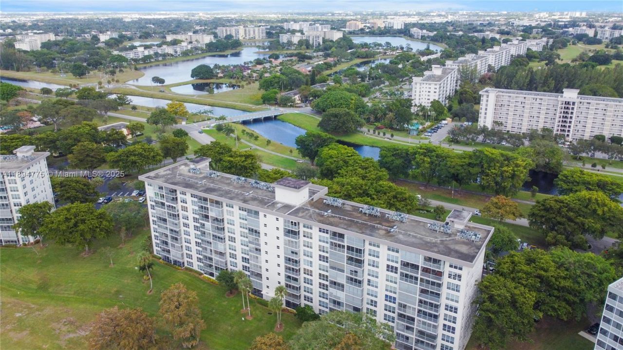 605 Oaks Dr, Unit 305, Pompano Beach, FL 33069 Photo