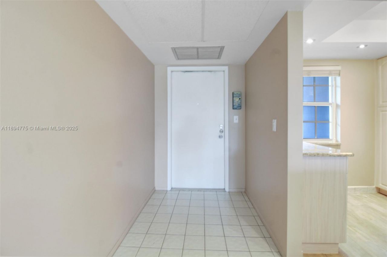 605 Oaks Dr, Unit 305, Pompano Beach, FL 33069 Photo