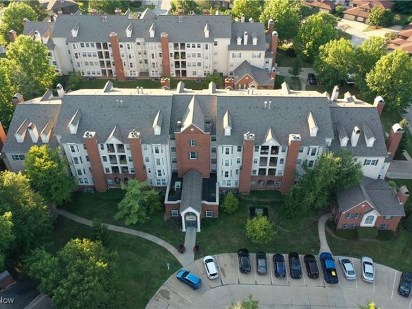 200 Fox Hollow Drive, Unit 104, Mayfield Heights, OH 44124