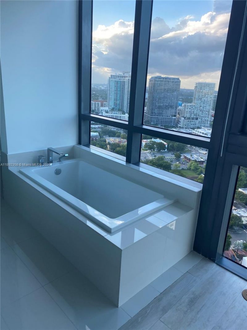 650 NE 32nd St, Unit 3108, Miami, FL 33137 Photo