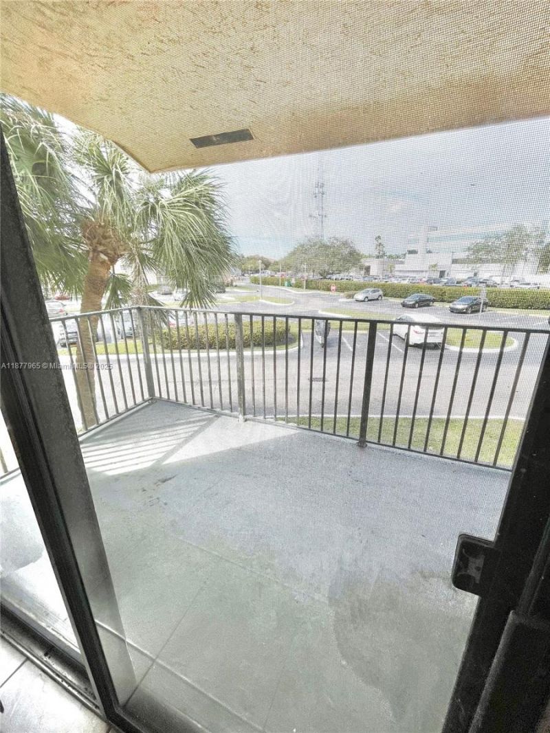 251 W Palm Cir W, Unit 206, Pembroke Pines, FL 33025 Photo