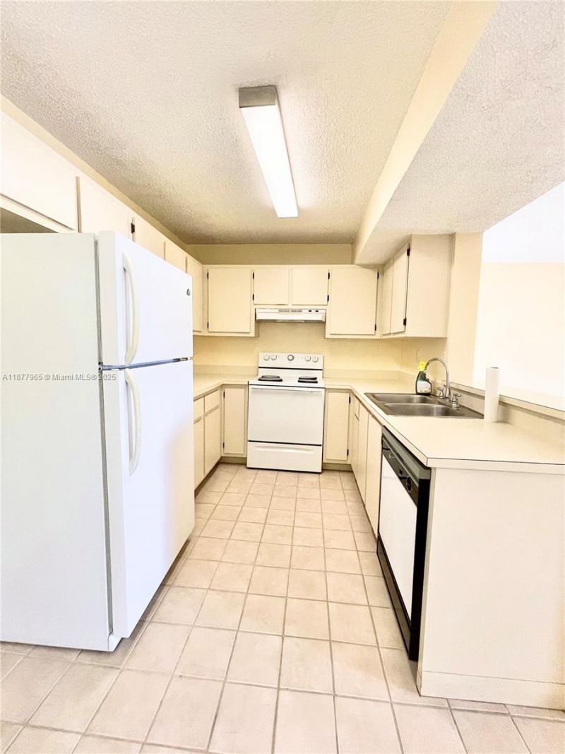 251 W Palm Cir W, Unit 206, Pembroke Pines, FL 33025 Photo