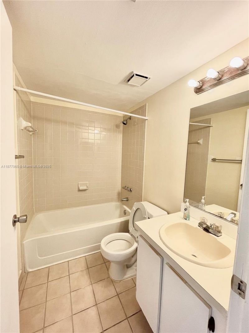251 W Palm Cir W, Unit 206, Pembroke Pines, FL 33025 Photo