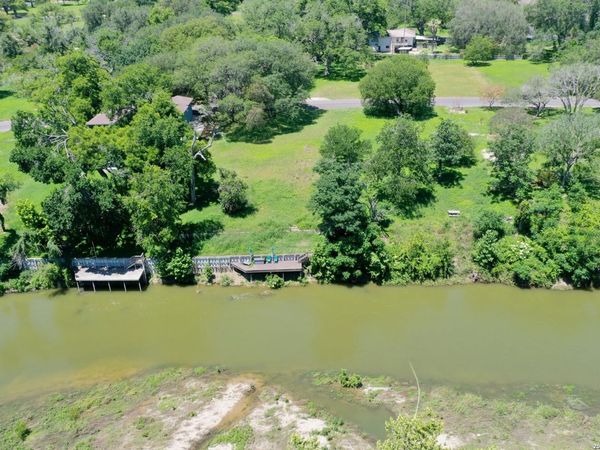 38 E Hampton, Seguin, TX 78155