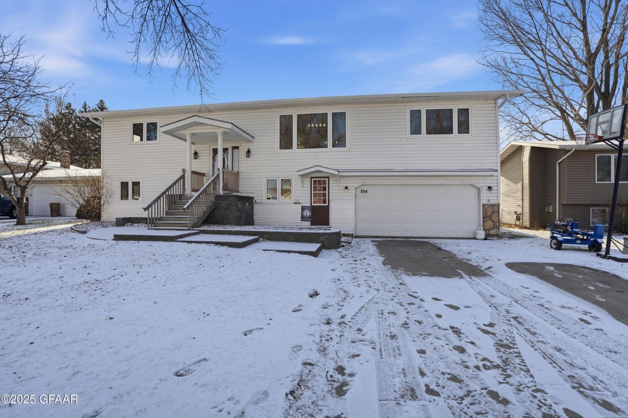 704 7th Street Se, East Grand Forks, MN 56721 Main Photo