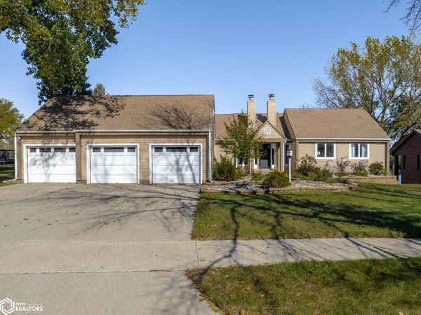 1000 Briarstone Drive, Mason City, IA 50401
